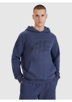 Męska bluza dresowa nierozpinana z kapturem 4F 4FWSS25TSWSM1585 - granatowa ze sklepu Sportstylestory.com w kategorii Bluzy męskie - zdjęcie 184005265