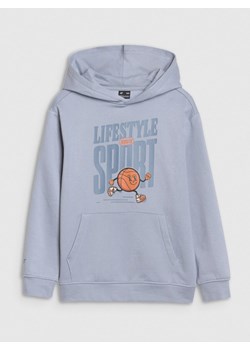Chłopięca bluza dresowa nierozpinana z kapturem 4F 4FJRSS25TSWSM2041 -  niebieska ze sklepu Sportstylestory.com w kategorii Bluzy chłopięce - zdjęcie 184005548