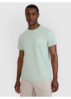 Męski t-shirt z nadrukiem 4F 4FWSS25TTSHM1980 - zielony ze sklepu Sportstylestory.com w kategorii T-shirty męskie - zdjęcie 184005698