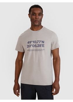 Męski t-shirt z nadrukiem 4F 4FWSS25TTSHM2209 -szary ze sklepu Sportstylestory.com w kategorii T-shirty męskie - zdjęcie 184005705