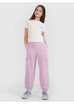 Dziewczęce spodnie dresowe joggery 4F 4FJWSS25TTROF1135 - różowe ze sklepu Sportstylestory.com w kategorii Spodnie dziewczęce - zdjęcie 184005899