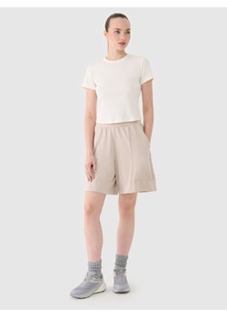 Damskie spodenki dresowe 4F 4FRSS25TSHOF701 - beżowe ze sklepu Sportstylestory.com w kategorii Szorty - zdjęcie 184006117