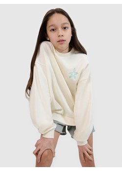 Dziewczęca bluza dresowa nierozpinana bez kaptura 4FJRSS25TSWSF2253 - biała ze sklepu Sportstylestory.com w kategorii Bluzy dziewczęce - zdjęcie 184006178