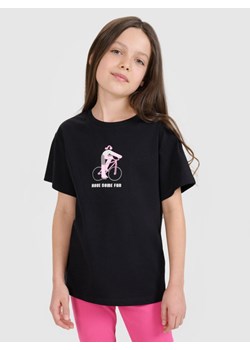 Dziewczęcy t-shirt z nadrukiem 4F 4FJRSS25TTSHF2645 - czarny ze sklepu Sportstylestory.com w kategorii Bluzki dziewczęce - zdjęcie 184006299