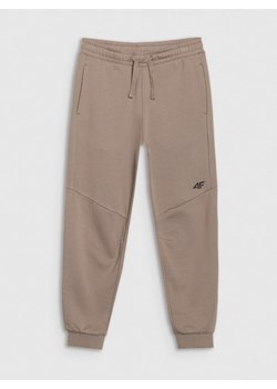 Chłopięce spodnie dresowe joggery 4F 4FJWSS25TTROM1103 -beżowe ze sklepu Sportstylestory.com w kategorii Spodnie chłopięce - zdjęcie 184006386