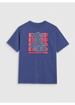 Chłopięcy t-shirt z nadrukiem 4F 4FJRSS25TTSHM2819 - fioletowy ze sklepu Sportstylestory.com w kategorii T-shirty chłopięce - zdjęcie 184006405