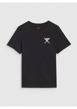 Chłopięcy t-shirt z nadrukiem 4F 4FJRSS25TTSHM2642 - czarny ze sklepu Sportstylestory.com w kategorii T-shirty chłopięce - zdjęcie 184006428