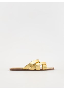 Reserved - Skórzane klapki z metalicznym efektem - złoty ze sklepu Reserved w kategorii Klapki damskie - zdjęcie 184010709