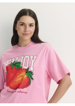 Reserved - T-shirt regular z nadrukiem - różowy - id: 483GO-30X - marki Reserved - 184017839 Reserved - T-shirt regular z nadrukiem - różowy ze sklepu Reserved w kategorii Bluzki damskie - zdjęcie 184017839