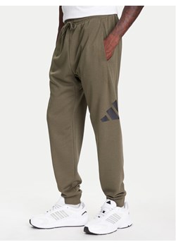 adidas Spodnie dresowe Essentials Big Logo JE8970 Khaki Regular Fit ze sklepu MODIVO w kategorii Spodnie męskie - zdjęcie 184019219