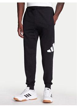 adidas Spodnie dresowe Essentials Big Logo IN6163 Czarny Regular Fit ze sklepu MODIVO w kategorii Spodnie męskie - zdjęcie 184019226