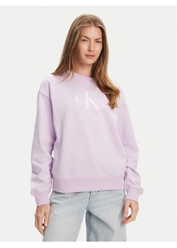 Calvin Klein Jeans Bluza Monologo LV047B234G Fioletowy Relaxed Fit ze sklepu MODIVO w kategorii Bluzy damskie - zdjęcie 184019309