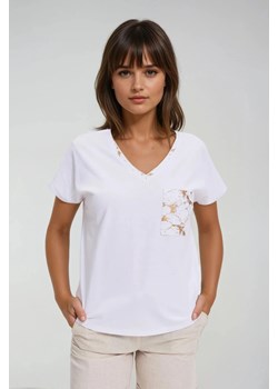 Bawełniany t-shirt z ozdobną kieszenią biały ze sklepu Moodo.pl w kategorii Bluzki damskie - zdjęcie 184024666