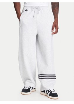 adidas Spodnie dresowe Neuclassics JW5443 Szary Loose Fit ze sklepu MODIVO w kategorii Spodnie męskie - zdjęcie 184026746