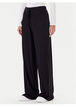 Guess Spodnie materiałowe O5GB00 KCQ72 Czarny Relaxed Fit ze sklepu MODIVO w kategorii Spodnie damskie - zdjęcie 184031479