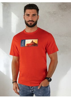 Koszulka męska z nadrukiem pomarańczowa Dstreet RX5486 ze sklepu DSTREET.PL w kategorii T-shirty męskie - zdjęcie 184037166