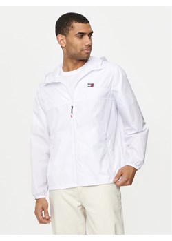 Tommy Jeans Wiatrówka Chicago DM0DM20204 Biały Regular Fit ze sklepu MODIVO w kategorii Kurtki męskie - zdjęcie 184038495