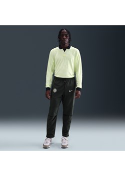 Męskie spodnie piłkarskie z tkaniny Nike Chelsea F.C. Tech - Zieleń ze sklepu Nike poland w kategorii Spodnie męskie - zdjęcie 184044179
