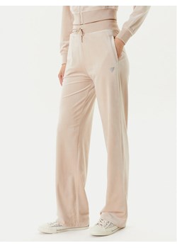 Guess Spodnie dresowe V3BB26 K0232 Beżowy Regular Fit ze sklepu MODIVO w kategorii Spodnie damskie - zdjęcie 184045755