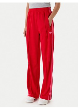 adidas Spodnie dresowe adicolor Classic Firebird JW1225 Czerwony Loose Fit ze sklepu MODIVO w kategorii Spodnie damskie - zdjęcie 184045798