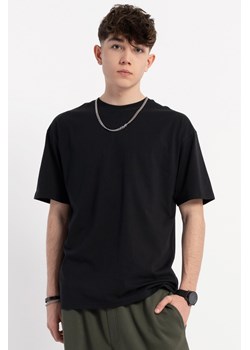 Czarny luźny t-shirt bez nadruków, kolor - czarny, rozmiar - 170 ze sklepu REPORTER w kategorii T-shirty chłopięce - zdjęcie 184055465