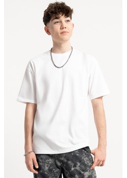 Biały luźny t-shirt bez nadruków, kolor - biały, rozmiar - 170 ze sklepu REPORTER w kategorii T-shirty chłopięce - zdjęcie 184055469