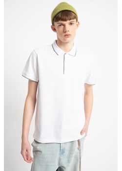 Biała koszulka polo z krótkim rękawem z szarymi elementami, kolor - biały, rozmiar - 140 ze sklepu REPORTER w kategorii T-shirty chłopięce - zdjęcie 184055496
