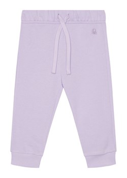 United Colors Of Benetton Spodnie dresowe 3J70GF01N Fioletowy Regular Fit ze sklepu MODIVO w kategorii Spodnie dziewczęce - zdjęcie 184057996