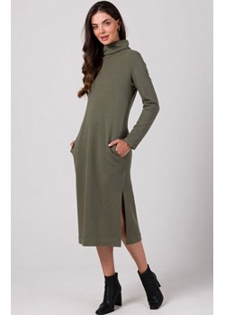 Luźna sukienka midi z półgolfem khaki B274, Kolor khaki, Rozmiar L, BeWear ze sklepu Primodo w kategorii Sukienki - zdjęcie 184061349