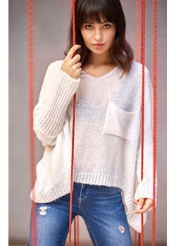 Sweter z kieszenią BK018, Kolor ecru, Rozmiar one size, BE Knit ze sklepu Primodo w kategorii Swetry damskie - zdjęcie 184061497