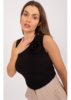 Czarny top z ozdobnym kwiatkiem DHJ-TP-17733.22X, Kolor czarny, Rozmiar uniwersalny, ITALY MODA ze sklepu Primodo w kategorii Bluzki damskie - zdjęcie 184068949