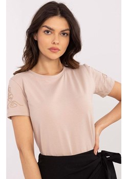 Beżowy t-shirt z haftem RV-TS-A518.39, Kolor beżowy, Rozmiar S, Relevance ze sklepu Primodo w kategorii Bluzki damskie - zdjęcie 184069595