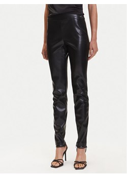 Guess Spodnie z imitacji skóry W4BB18 WGIK0 Brązowy Slim Fit ze sklepu MODIVO w kategorii Spodnie damskie - zdjęcie 184098155