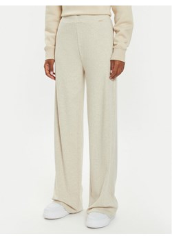 Guess Spodnie dresowe O4BB02 KCHZ2 Beżowy Relaxed Fit ze sklepu MODIVO w kategorii Spodnie damskie - zdjęcie 184098297