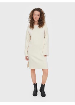 Vero Moda Sukienka dzianinowa Gold 10271183 Écru Loose Fit ze sklepu MODIVO w kategorii Sukienki - zdjęcie 184103366