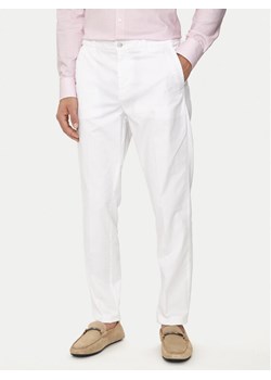 Boss Chinosy Kaiton 50505392 Biały Slim Fit ze sklepu MODIVO w kategorii Spodnie męskie - zdjęcie 184103405