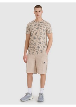 Męskie spodenki casual cargo 4F 4FRSS25TSHOM759 - beżowe ze sklepu Sportstylestory.com w kategorii Spodenki męskie - zdjęcie 184107335