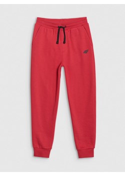 Chłopięce spodnie dresowe joggery 4F 4FJWSS25TTROM1112 - czerwone ze sklepu Sportstylestory.com w kategorii Spodnie chłopięce - zdjęcie 184107439