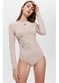 LBD 1430 Bawełniane body damskie z wzorami tatuaży, Kolor beżowy-wzór, Rozmiar XS, Conte ze sklepu Intymna w kategorii Bluzki damskie - zdjęcie 184116145