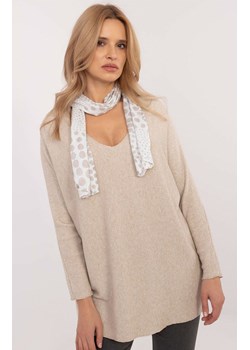 Beżowy sweter z błyszczącą nitką DHJ-BZ-19226.91, Kolor beżowy, Rozmiar uniwersalny, ITALY MODA ze sklepu Intymna w kategorii Swetry damskie - zdjęcie 184123079