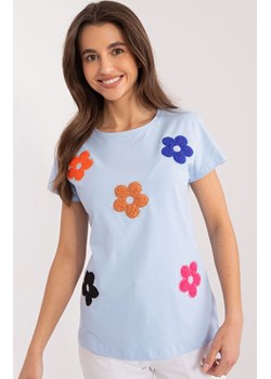 Jasnoniebieski t-shirt damski z naszywkami RV-BZ-9622.16X, Kolor jasnoniebieski, Rozmiar S/M, BASIC FEEL GOOD ze sklepu Intymna w kategorii Bluzki damskie - zdjęcie 184123308