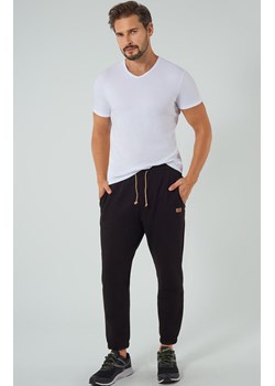 Dresowe spodnie męskie czarne Lider, Kolor czarny, Rozmiar M, Italian Fashion ze sklepu Intymna w kategorii Spodnie męskie - zdjęcie 184128945