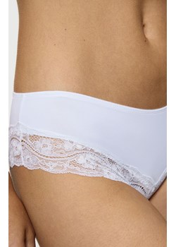 Triumph Lovely Micro Hipsterki białe figi damskie 10182555, Kolor biały, Rozmiar M, Triumph ze sklepu Intymna w kategorii Majtki damskie - zdjęcie 184150888