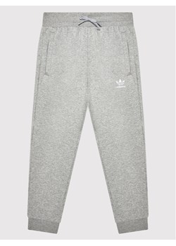 adidas Spodnie dresowe adicolor H32407 Szary Regular Fit ze sklepu MODIVO w kategorii Spodnie chłopięce - zdjęcie 184155448