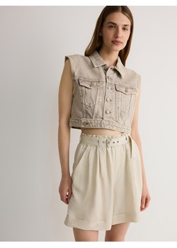 Reserved - Szorty z paskiem i zakładkami - kremowy ze sklepu Reserved w kategorii Szorty - zdjęcie 184157178