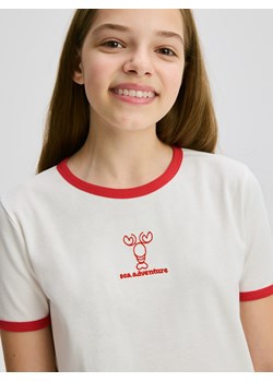 Reserved - Krótki t-shirt z haftem - czerwony ze sklepu Reserved w kategorii Bluzki dziewczęce - zdjęcie 184157419