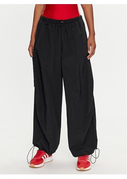 adidas Spodnie dresowe City Escape Woven Parachute IV9780 Czarny Loose Fit ze sklepu MODIVO w kategorii Spodnie damskie - zdjęcie 184158727