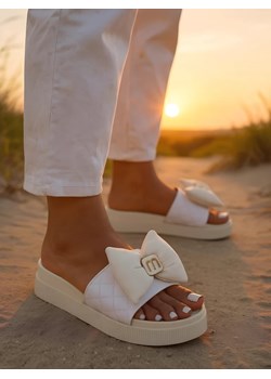 Royalfashion Damskie klapki na platformie z kokardką Mivo Jump ze sklepu royalfashion.pl w kategorii Klapki damskie - zdjęcie 184160537