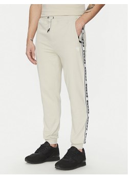 Guess Spodnie dresowe Z2YB19 K6ZS1 Écru Regular Fit ze sklepu MODIVO w kategorii Spodnie męskie - zdjęcie 184162909