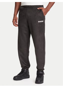 Guess Spodnie dresowe Z5YB03 KCJY2 Zielony Regular Fit ze sklepu MODIVO w kategorii Spodnie męskie - zdjęcie 184165017